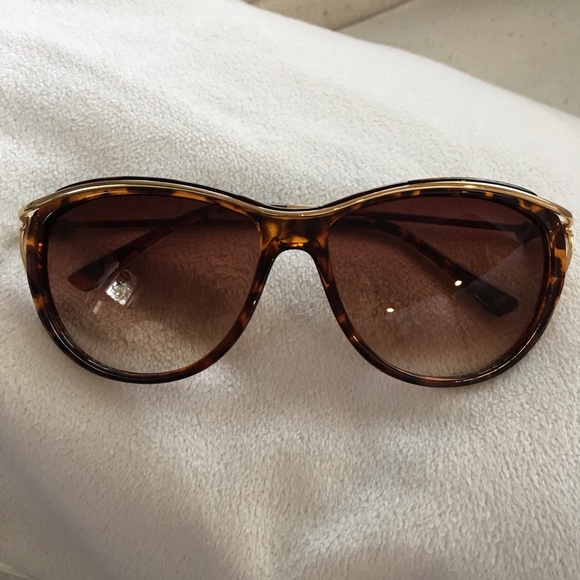 Betsey Johnson Accessories - Pick 2 ⭐️ Betsey Johnson - Brown Sunglasses